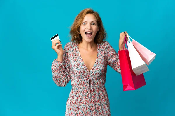 Giovane Donna Georgiana Con Shopping Bag Isolato Sfondo Blu Tenendo — Foto Stock