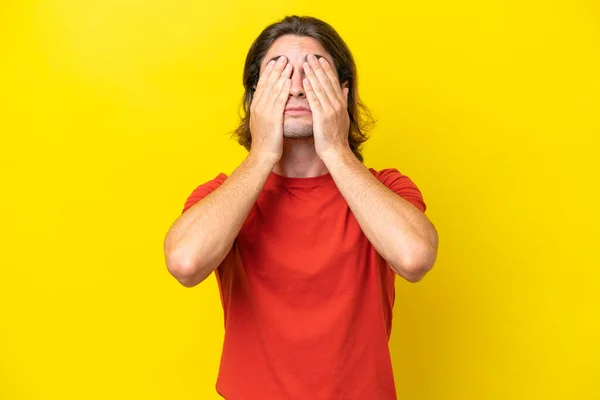 Blank Knappe Man Geïsoleerd Gele Achtergrond Bedekken Ogen Door Handen — Stockfoto