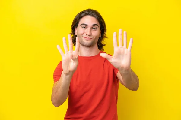 Homem Bonito Caucasiano Isolado Fundo Amarelo Contando Nove Com Dedos — Fotografia de Stock