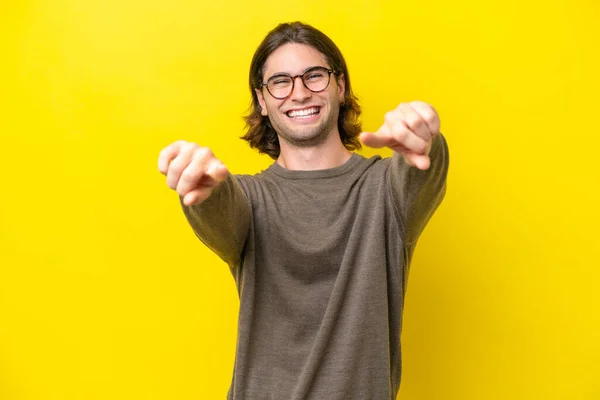 Caucasian Handsome Man Isolated Yellow Background Pointing Front Happy Expression — Zdjęcie stockowe