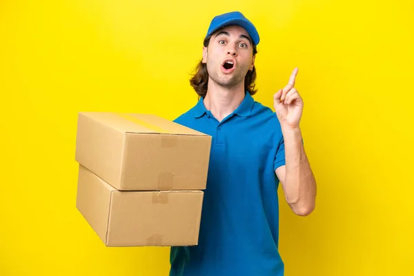 Delivery Handsome Man Isolated Yellow Background Intending Realizes Solution While — Stock Photo, Image