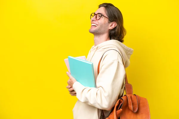 Mladý Student Pohledný Muž Izolovaný Žlutém Pozadí Směje Laterální Poloze — Stock fotografie