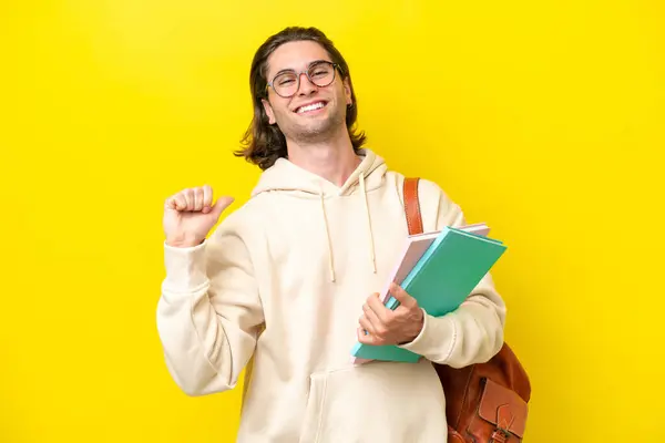 Jovem Estudante Bonito Homem Isolado Fundo Amarelo Orgulhoso Auto Satisfeito — Fotografia de Stock