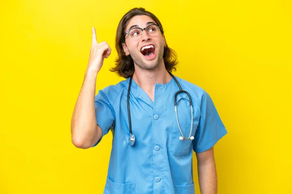 Young Surgeon Caucasian Man Isolated Yellow Background Intending Realizes Solution — Stock Photo, Image