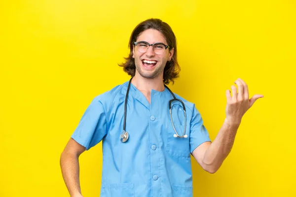 Jonge Chirurg Kaukasische Man Geïsoleerd Gele Achtergrond Maken Gitaar Gebaar — Stockfoto