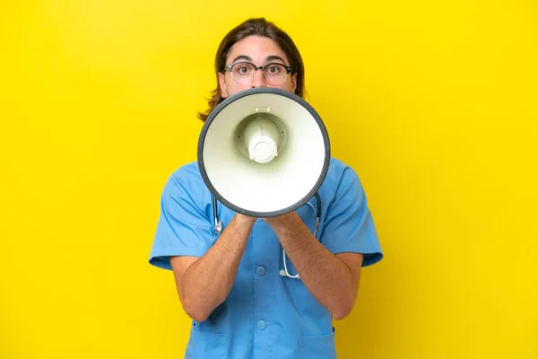 Young Surgeon Caucasian Man Isolated Yellow Background Shouting Megaphone — ストック写真