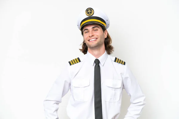 Yakışıklı Uçak Pilotu Beyaz Arka Planda Izole Edilmiş Kolları Kalçasında — Stok fotoğraf