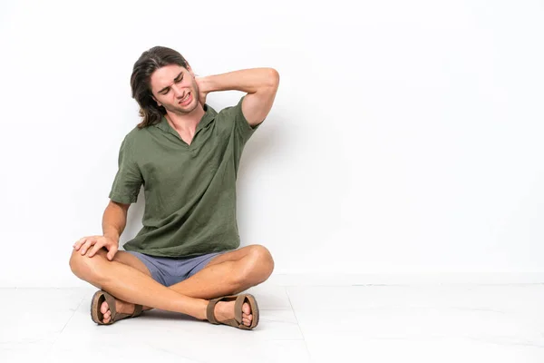 Junge Gutaussehende Mann Sitzt Auf Dem Boden Isoliert Auf Weißem — Stockfoto