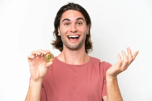 Junger Gutaussehender Mann Mit Einem Bitcoin Auf Weißem Hintergrund Und — Stockfoto
