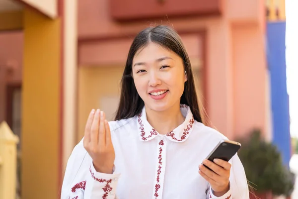Jeune Femme Chinoise Utilisant Téléphone Portable Extérieur Invitant Venir Avec — Photo