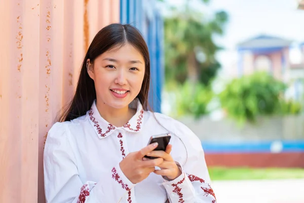 Joven Mujer China Aire Libre Enviando Mensaje Con Móvil — Foto de Stock