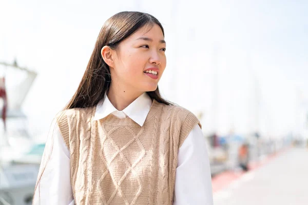 Ung Kinesisk Kvinna Utomhus Med Glada Uttryck — Stockfoto