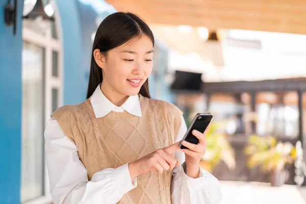 Joven Mujer China Aire Libre Enviando Mensaje Correo Electrónico Con — Foto de Stock