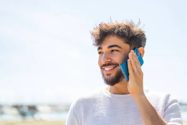 Knappe Arabische Man Buiten Die Een Gesprek Voert Met Mobiele — Stockfoto