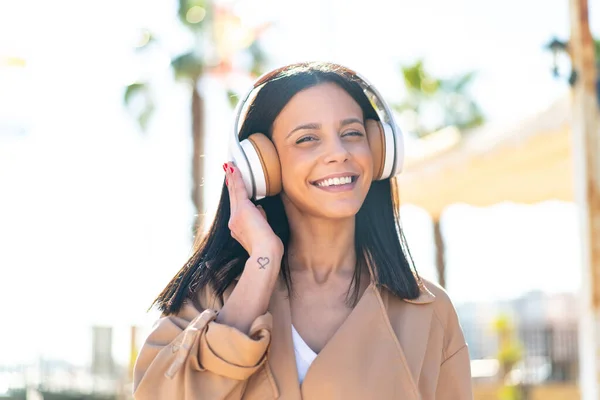 Mujer Joven Aire Libre Escuchando Música — Foto de Stock