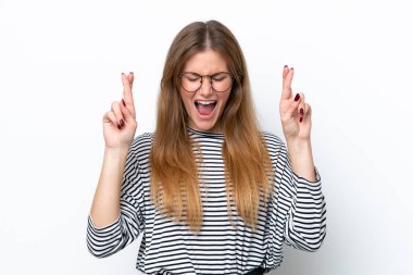 Beyaz arka planda izole edilmiş beyaz tenli genç bir kadın.