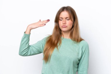 Beyaz arka planda izole edilmiş, yorgun ve hasta bir yüzü olan beyaz bir kadın.