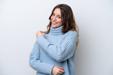 Beyaz arka planda izole edilmiş beyaz bir kadın zaferi kutluyor.