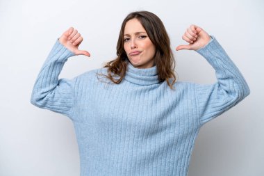 Beyaz arka planda soyutlanmış, gururlu ve kendini beğenmiş beyaz bir kadın.