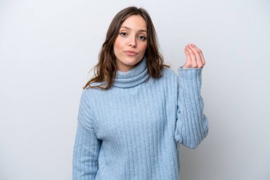 Beyaz arka planda izole edilmiş beyaz bir kadın İtalyan jesti yapıyor.