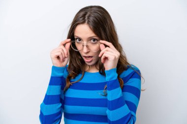 Beyaz arka planda gözlüklü ve şaşkın bakışlı beyaz bir kadın.