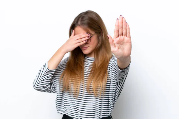 Mladá Běloška Žena Izolované Bílém Pozadí Dělat Stop Gesto Zakrývání — Stock fotografie