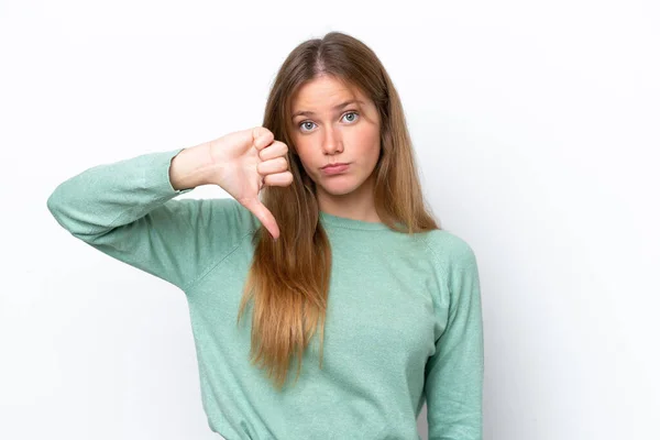 白地に孤立した若い白人女性は否定的な表現で親指を下に示す — ストック写真