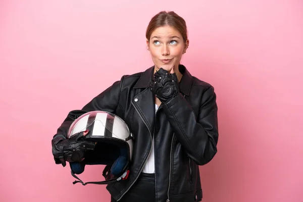 Молода Біла Жінка Мотоциклетним Шоломом Ізольована Рожевому Фоні Дивлячись Вгору — стокове фото