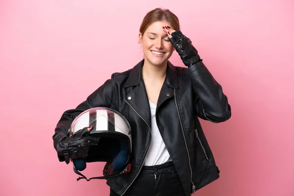Молода Біла Жінка Мотоциклетним Шоломом Ізольованим Рожевому Тлі Щось Усвідомила — стокове фото