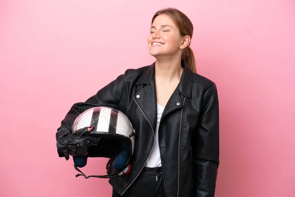 Молода Біла Жінка Мотоциклетним Шоломом Ізольована Рожевому Фоні Сміється — стокове фото