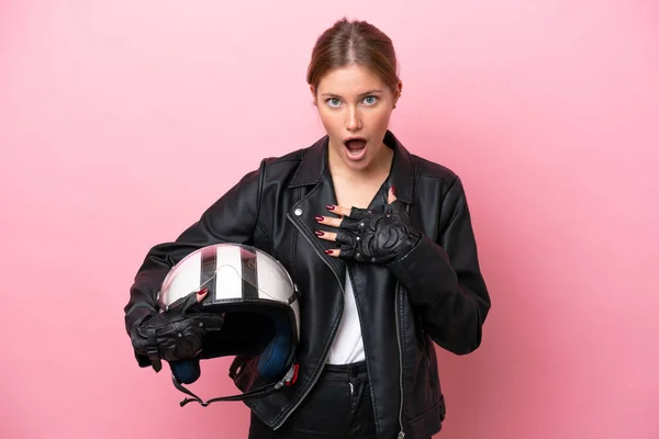 Молода Біла Жінка Мотоциклетним Шоломом Ізольована Рожевому Тлі Здивована Шокована — стокове фото