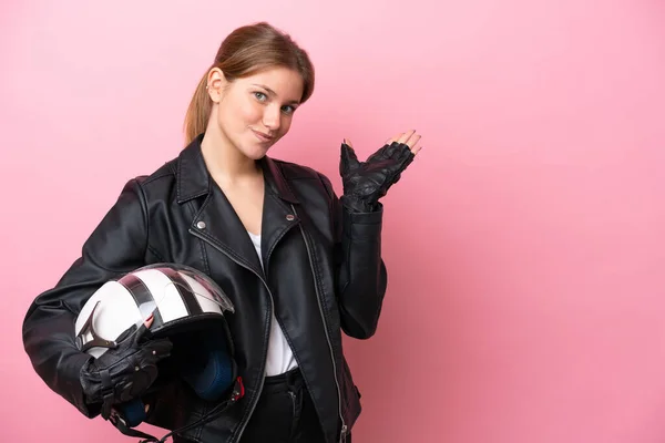 Молода Біла Жінка Мотоциклетним Шоломом Ізольована Рожевому Тлі Розтягує Руки — стокове фото