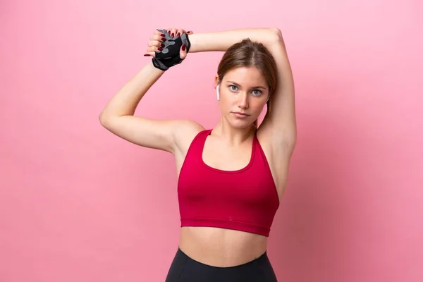 Jonge Kaukasische Vrouw Geïsoleerd Roze Achtergrond Stretching — Stockfoto