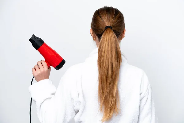Jonge Kaukasische Vrouw Houden Haardroger Geïsoleerd Witte Achtergrond Achterste Positie — Stockfoto