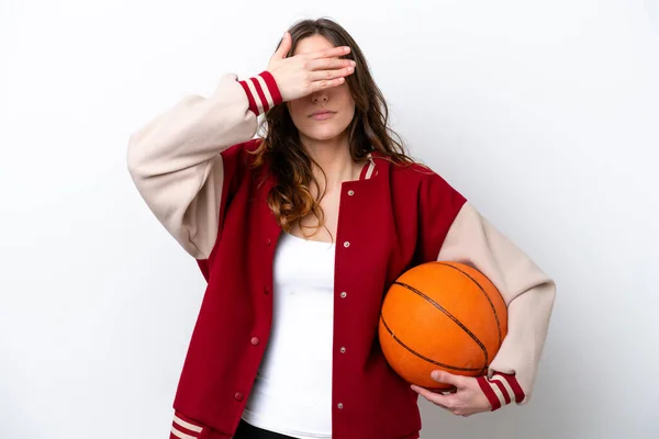 Молода Біла Жінка Грає Баскетбол Ізольовано Білому Тлі Покриваючи Очі — стокове фото