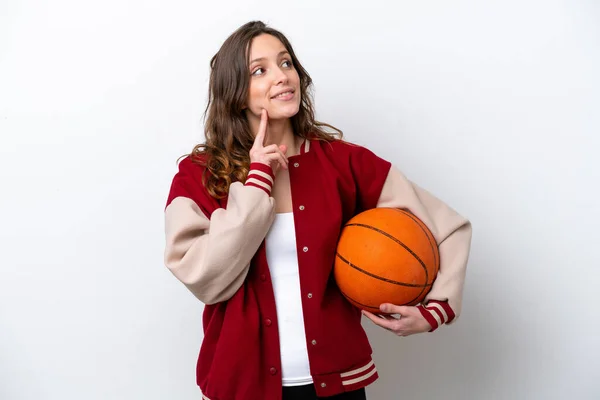 Young Caucasian Woman Playing Basketball Isolated White Background Thinking Idea — 스톡 사진