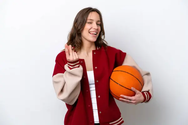 Mladý Kavkazský Žena Hrát Basketbal Izolované Bílém Pozadí Dělat Peníze — Stock fotografie