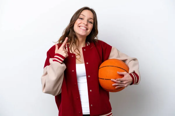 Mladá Běloška Žena Hraje Basketbal Izolované Bílém Pozadí Dává Palce — Stock fotografie