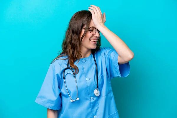 Ung Kirurg Läkare Kvinna Isolerad Blå Bakgrund Har Insett Något — Stockfoto