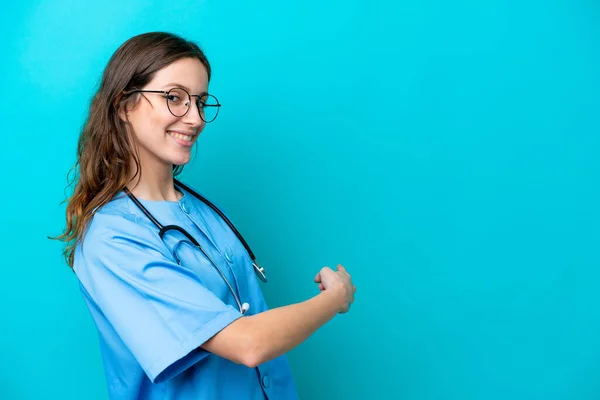 Junge Chirurgin Ärztin Isoliert Auf Blauem Hintergrund — Stockfoto