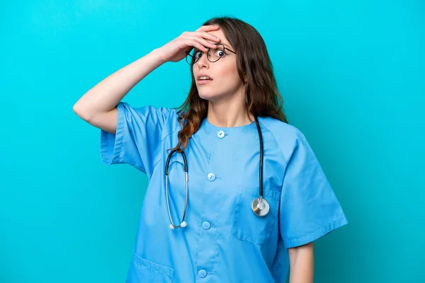 Mladý Chirurg Lékař Žena Izolované Modrém Pozadí Dělá Překvapení Gesto — Stock fotografie