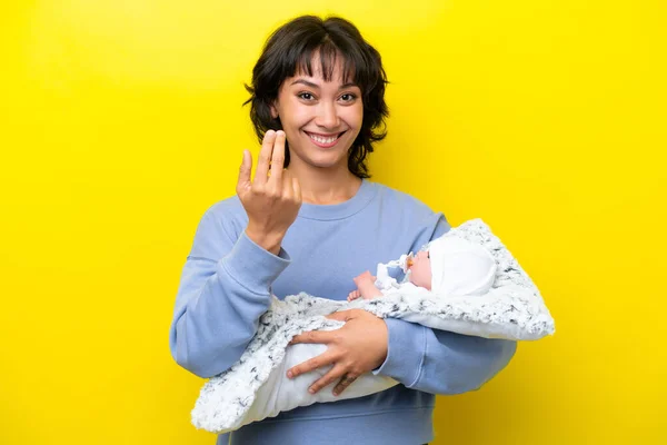 若いアルゼンチンの女性と彼女のかわいい赤ちゃんが手を携えて来るように誘う 来てくれて嬉しい — ストック写真