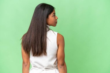 Genç Afro-Amerikan kadın izole edilmiş arka planda ve yan bakıyor