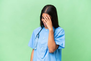 Genç Afrika kökenli Amerikalı hemşire kadın kahkahalar atıyor.