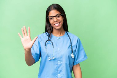 Genç Afrikalı Amerikalı hemşire, tecrit edilmiş arka planda beş parmaklı sayıyor.