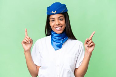 Uçak hostesi Afrikalı Amerikalı kadın izole edilmiş arka planda harika bir fikre işaret ediyor.