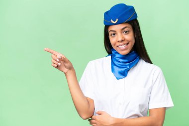 Uçak hostesi Afro-Amerikan kadın izole edilmiş arka planda parmak kaldırıyor.