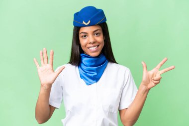 Uçak hostesi Afro-Amerikan kadın izole edilmiş arka planda parmakları olan sekiz kişi var.