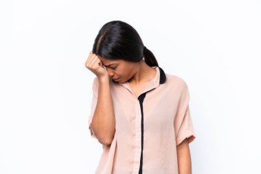 Beyaz arka planda başı ağrıyan genç Afrikalı Amerikalı kadın.
