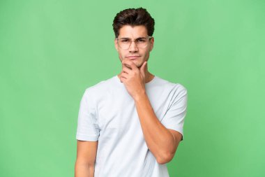 Tecrit edilmiş geçmişi olan beyaz, yakışıklı genç bir adam.